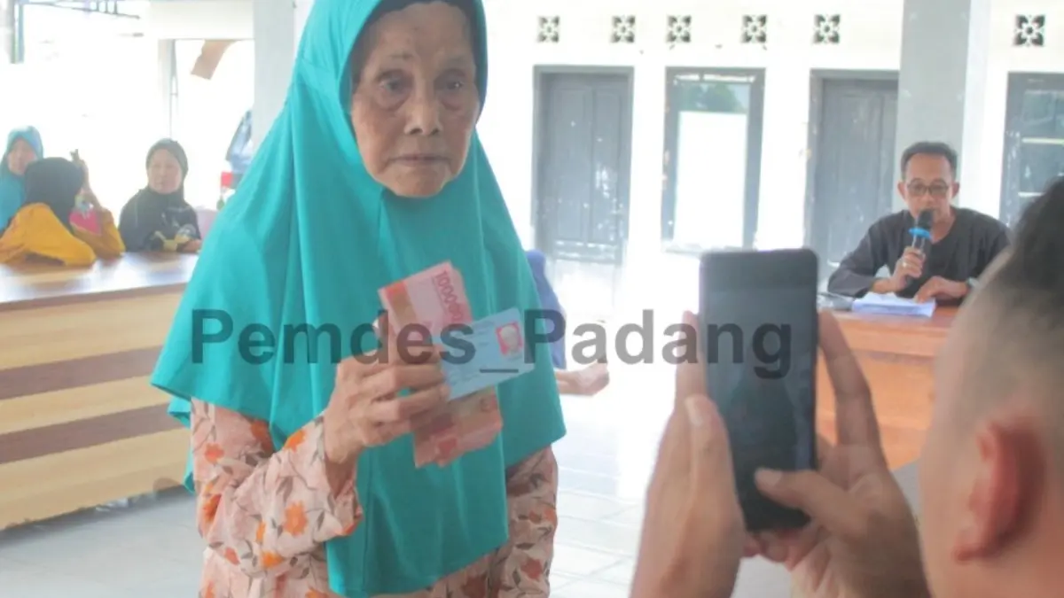 Ilustrasi penyaluran bansos PKH BPNT kepada KPM penerima (Instagram @pemdes_padang)