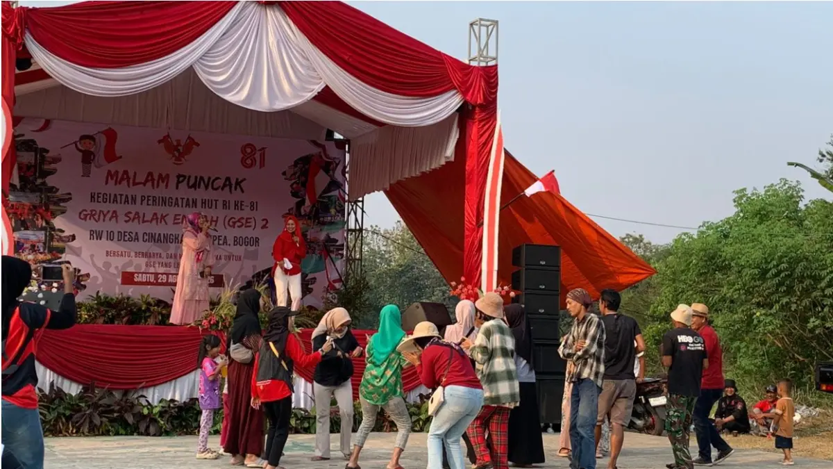 Keseruan warga saat ikut berjoget bersama di Lomba Karaoke GSE 2 Desa Cinangka Ciampea Bogor