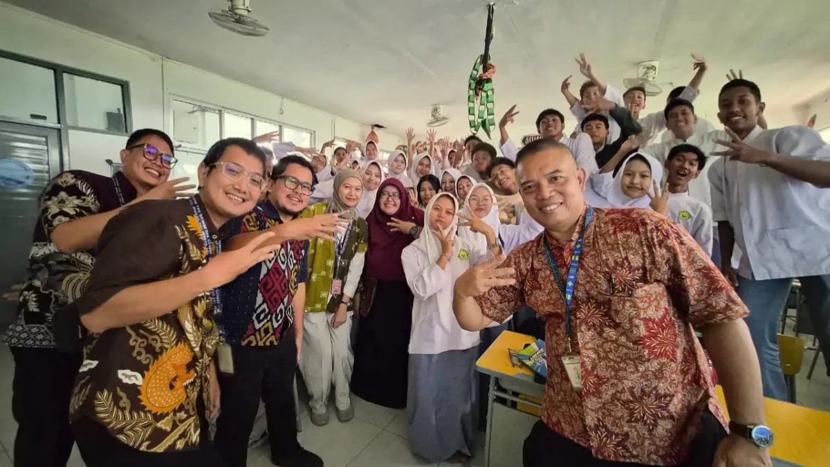 Kunjungan tim Erlangga dalam pembelajaran dengan pemanfaatan PID di SMAN 10 Bogor.  (dokumentasi Erlangga)
