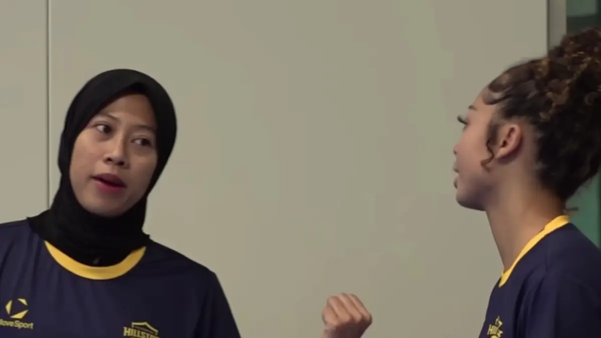 Megawati Hangestri Pertiwi berdiskusi dengan Jordan Wilson saat latihan di Hyundai E&C Hillstate.