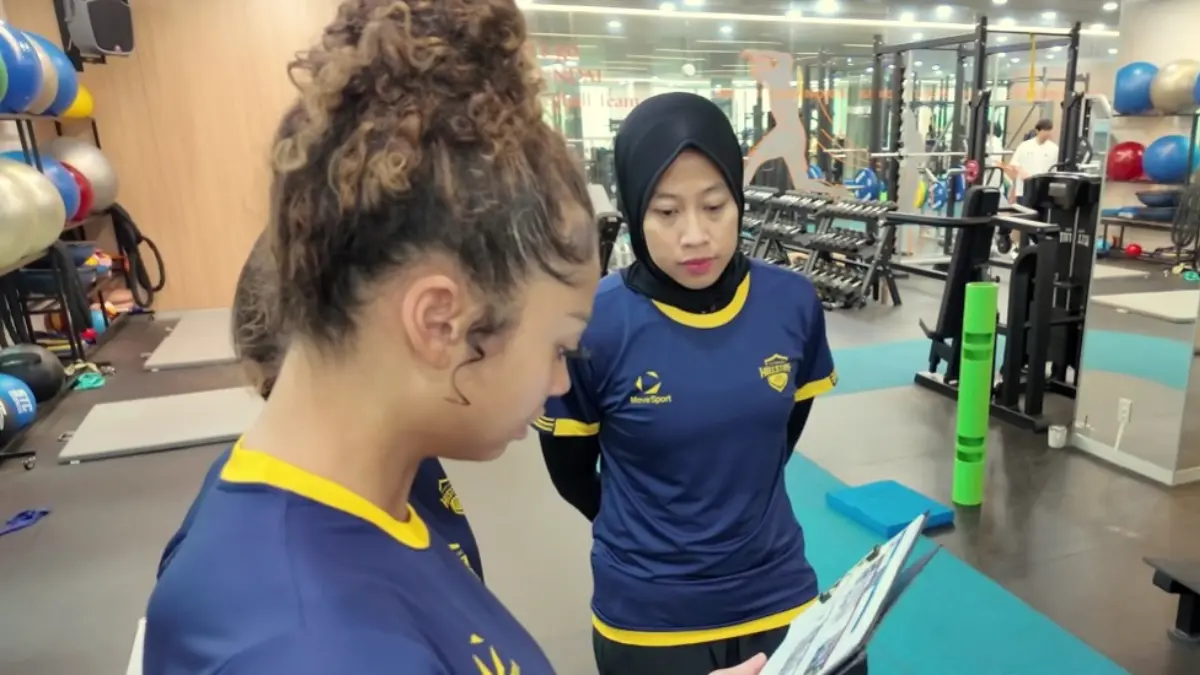 Megawati Hangestri Pertiwi di ruang latihan Suwon Hyundai E&C Hillstate bersama Jordan Wilson.