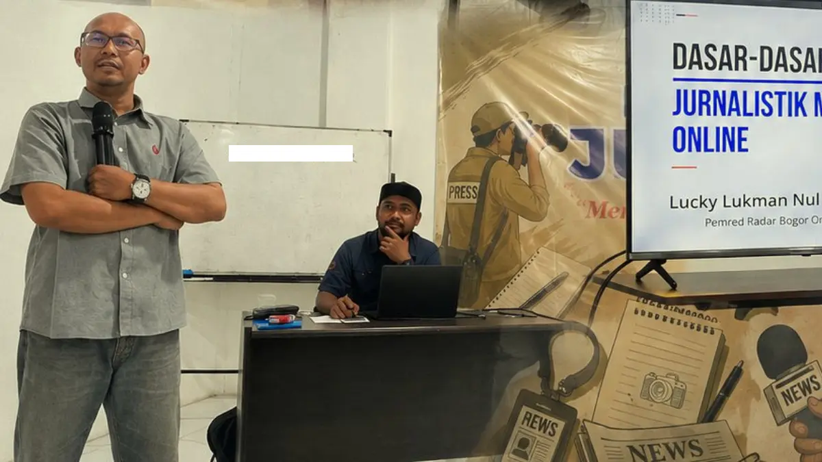 Pemred Radar Bogor Online, Lucky L Hakim mengisi pelatihan jurnalistik KPPKBB di Kampus 2 ITB Visi Nusantara, Cibungbulang, Kabupaten Bogor, Sabtu 29 Agustus 2026. (Foto : Lia Herliawati)