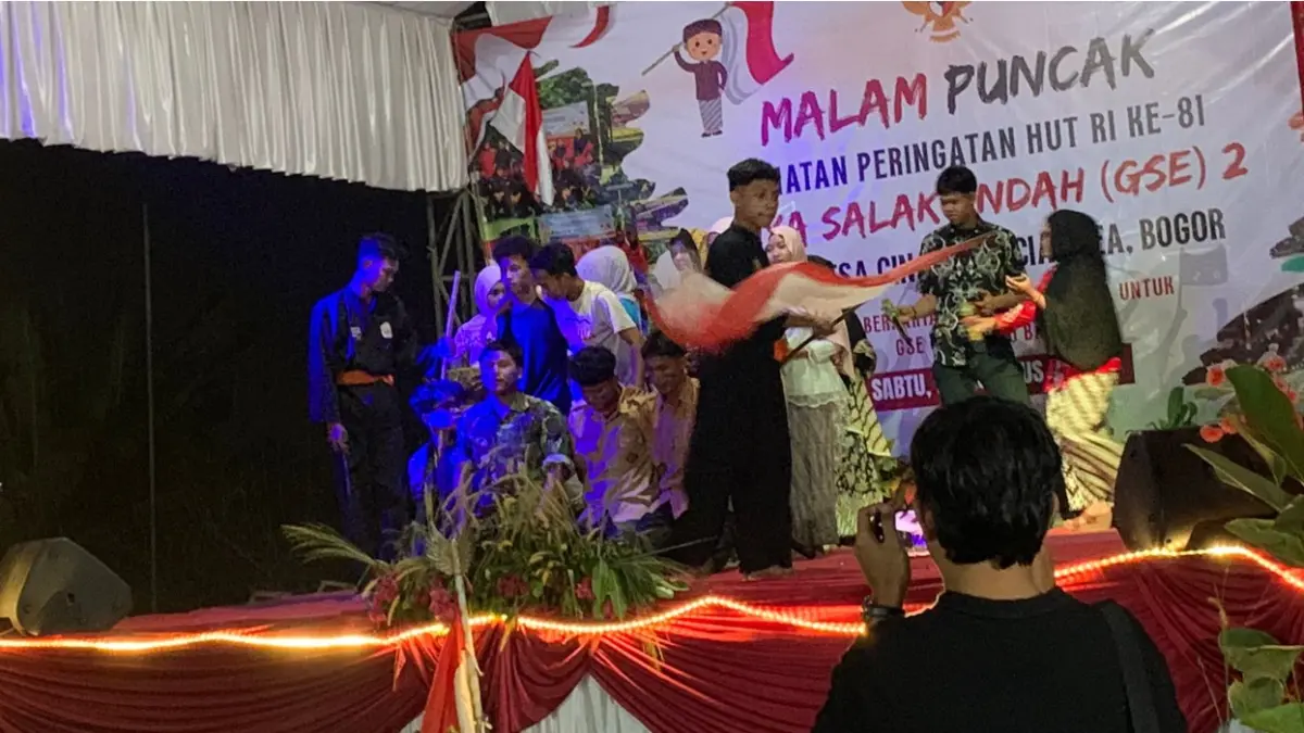 Penampilan teatrikal Katar GSE 2 Desa Cinangka Ciampea Bogor di malam puncak HUT RI