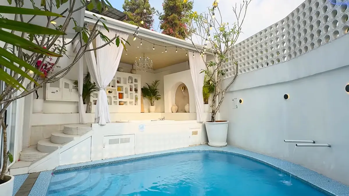 Staycation Estetik di Casa Dream Villa (YouTube Delvi Yenty)