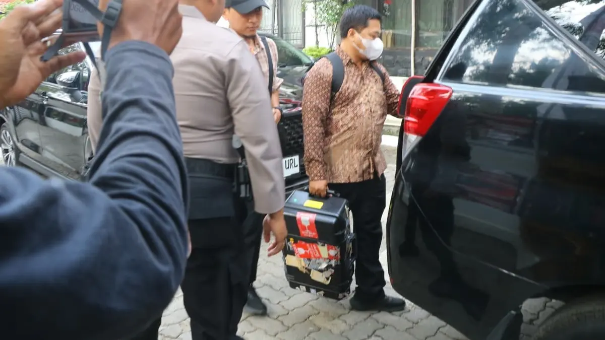 Tim Penyidik KPK saat mengamankan koper besar di Disdik Kabupaten Bogor. Foto: Hendi Novian/Radar Bogor.
