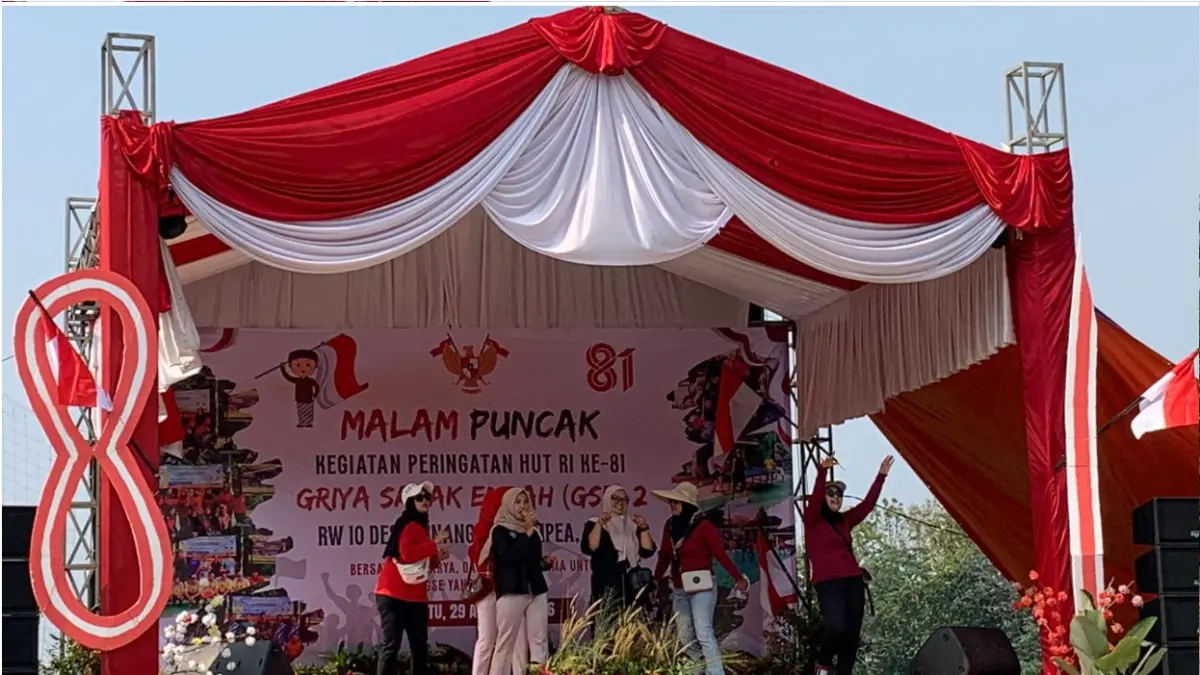 Warga ikut bernyanyi bersama peserta dalam sesi sumbang lagu