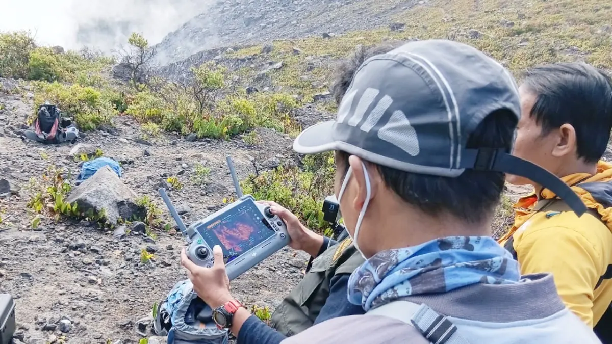 Balai Besar Taman Nasional Gunung Gede Pangrango (BBTNGGP) dan Tim Pusat Vulkanologi dan Mitigasi Bencana Geologi (PVMBG) melakukan pemantauan pacsakebakaran Gunung Gede. (Dok. BBTNGGP)