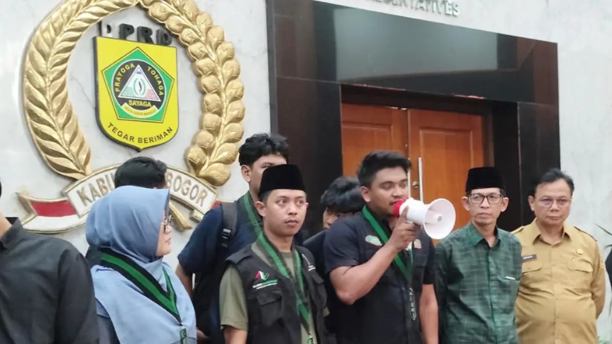 HMI Cabang Bogor saat melakukan aksi di depan kantor DPRD Kabupaten Bogor, Selasa, 1 September 2026. (Billy/Radar Bogor)