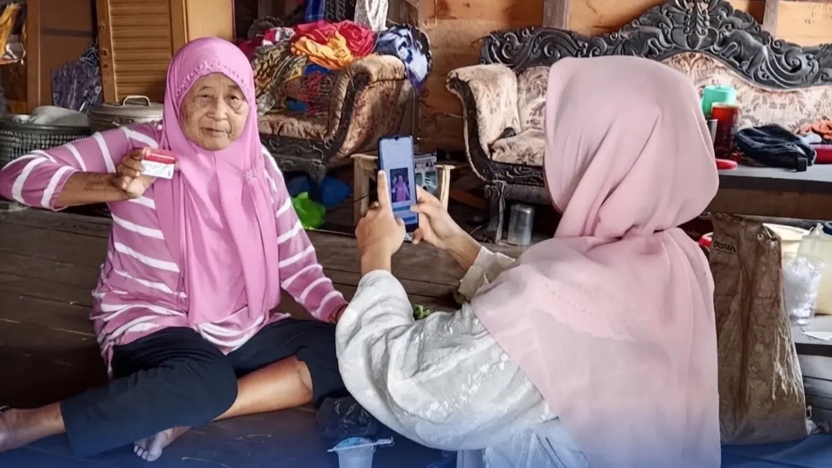Ilustrasi penyaluran bansos PKH BPNT kepada KPM (Instagram @ppkhbanyuasin)