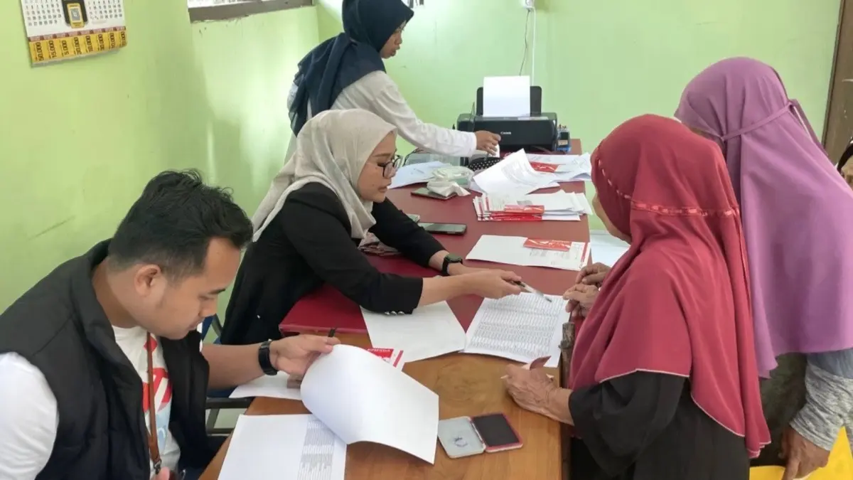 Ilustrasi suasana penyaluran bansos PKH BPNT (Instagram @kecamatankaras)