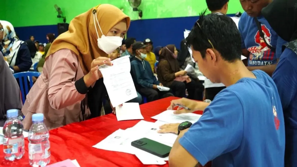 Ilustrasi suasana penyaluran bansos PKH BPNT kepada KPM (Instagram @pemkab.kediri)