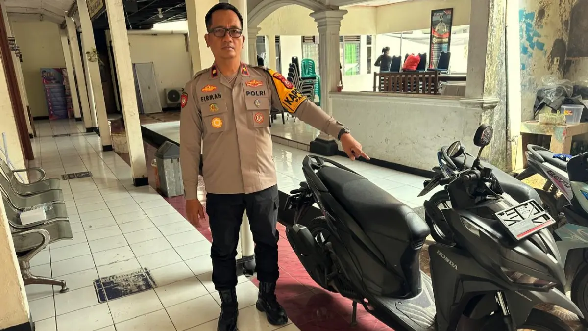 Kapolsek Parung, Kompol Maman Firmansyah memperlihatkan barang bukti.  (Nasir/ Radar Bogor)