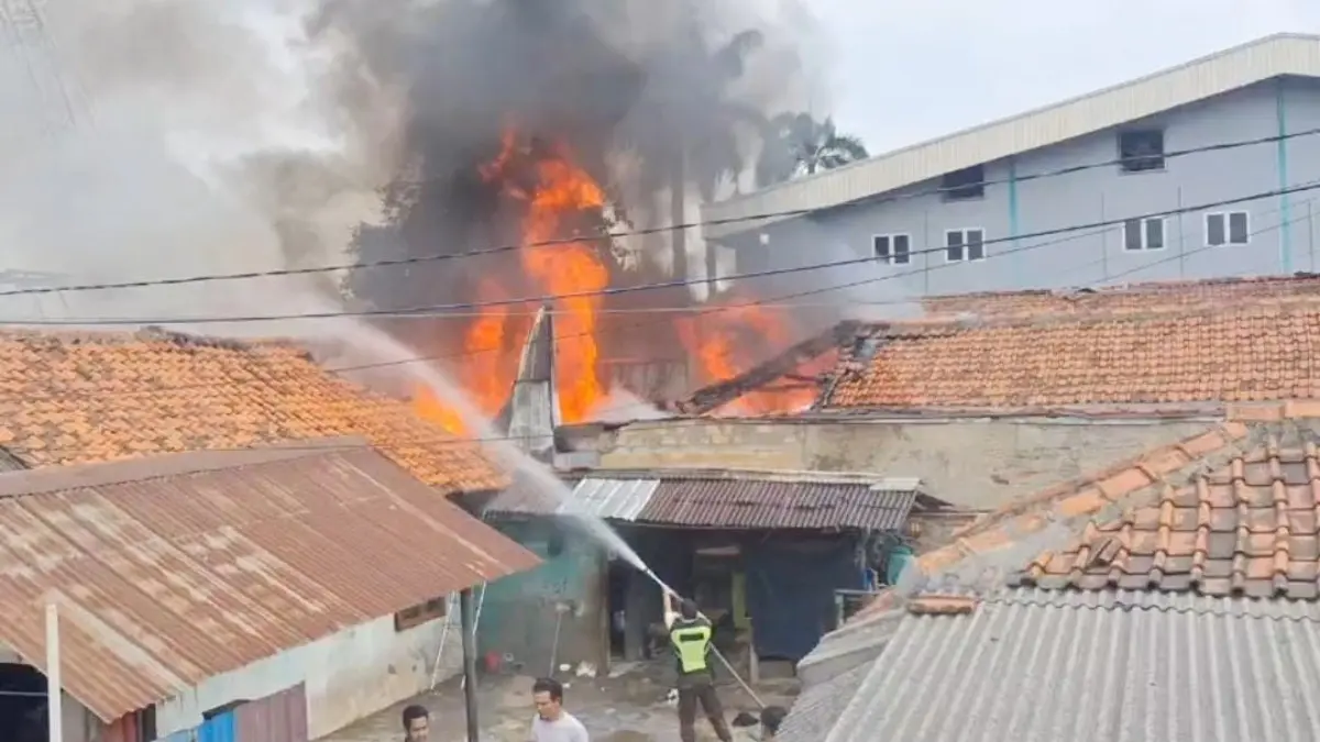 Kebakaran melanda 6 rumah di Desa Dayeuh, Kecamatan Cileungsi, Kabupaten Bogor, Selasa, 1 September 2026. (Dok. Damkar Kabupaten Bogor)