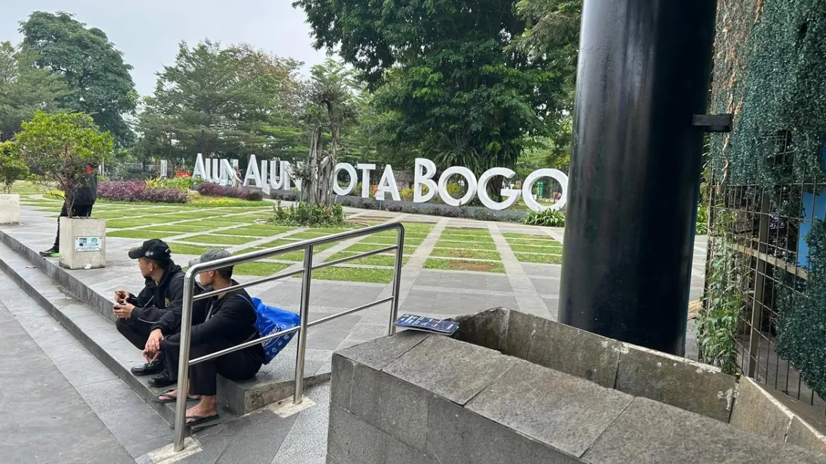 Kondisi terkini Alun-Alun Kota Bogor. Warga mengeluhkan aroma pesing di lokasi ini. (Foto : Fauzan/Radar Bogor)