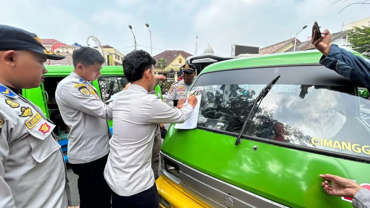 Operasi besar-besaran angkot tua di Alun-Alun Kota Bogor. (Foto : Fauzan/Radar Bogor)