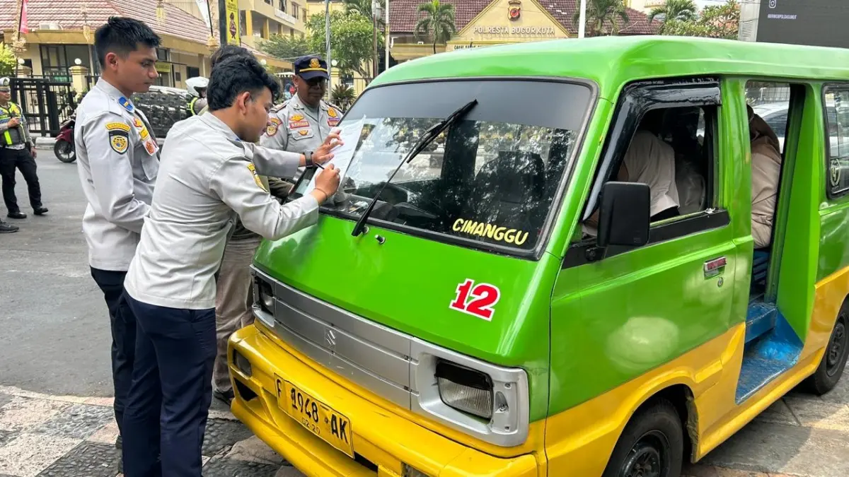 Operasi besar-besaran angkot tua di Alun-Alun Kota Bogor. (Foto : Fauzan/Radar Bogor)