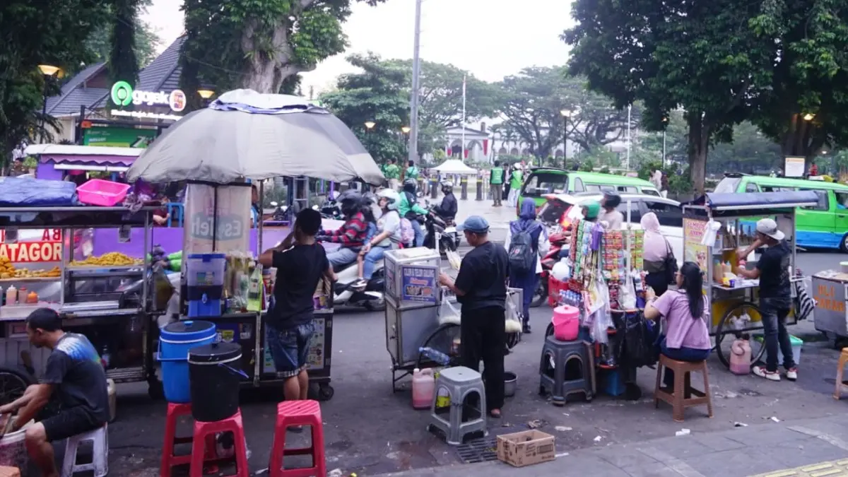 Pedagang kaki lima atau PKL di kawasan Alun-Alun Kota Bogor Jalan Dewi Sartika. (Sofiansyah/Radar Bogor)
