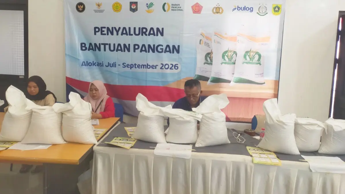 Pemdes  menyalurkan beras di Kantor Desa Dayeuh, Kecamatan Cileungsi, Kabupaten Bogor, Selasa, 1 September 2026. (Dok. Pemdes Dayeuh)