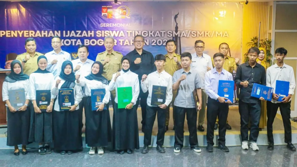 Penyerahan ijazah dilakukan Wali Kota Bogor Dedie A Rachim bersama Ketua DPRD Kota Bogor Adityawarman Adil di Ruang Serbaguna DPRD Kota Bogor. (Dok. Humas Pemkot Bogor)