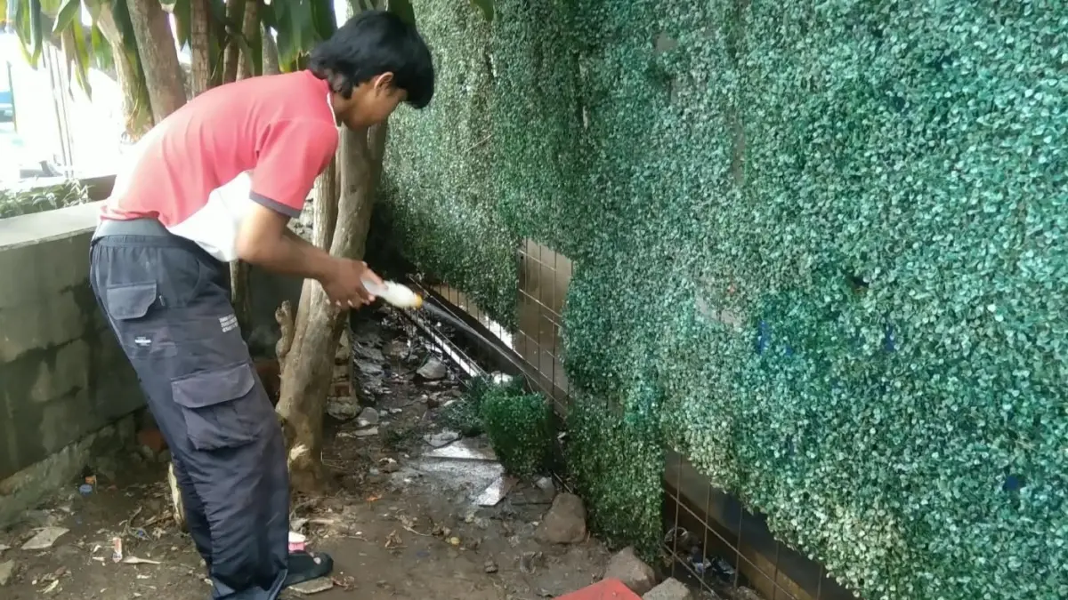 Tim Disperumkim saat membersihkan kawaaan Alun-Alun Kota Bogor yang dikeluhkan bau pesing (Disperumkim Kota Bogor)