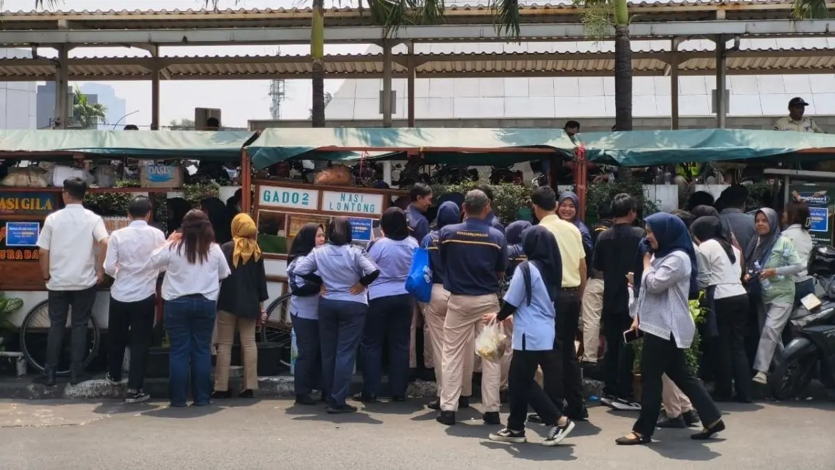 Warga memadati lapak pedagang UMKM yang digratiskan oleh Zulhas.