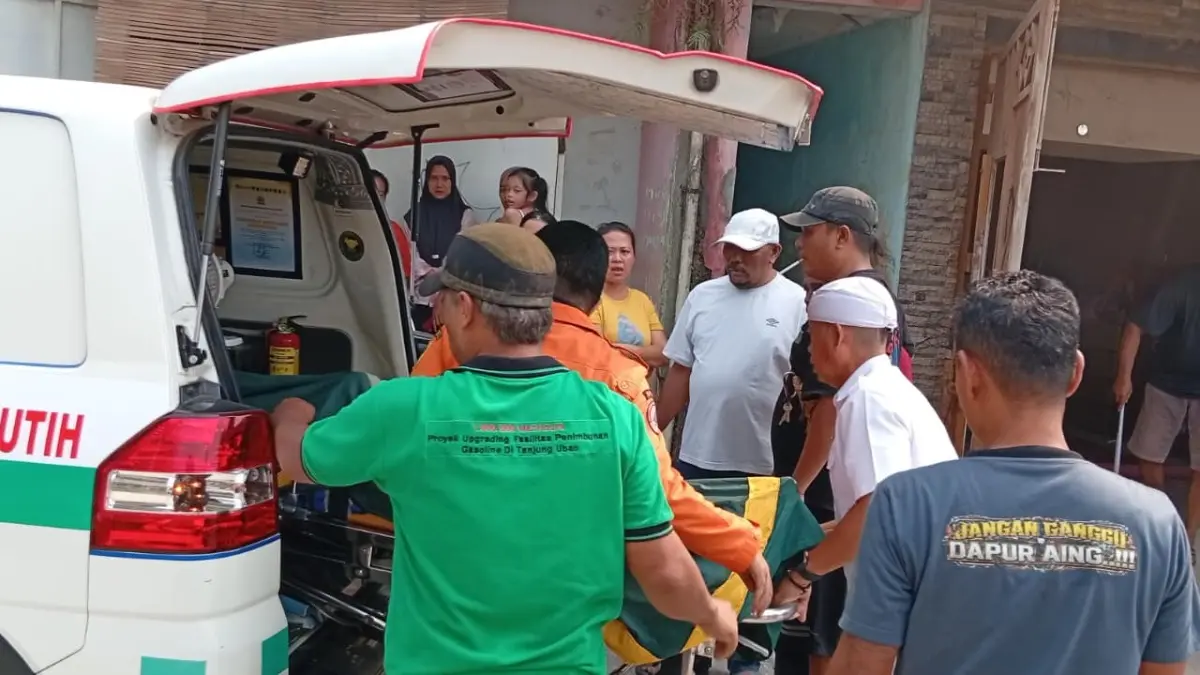 BPBD bersama warga saat hendak membawa korban ke Klinik Yapida, Desa Tlajung Udik, Kecamatan Gunung Putri, Kabupaten Bogor, Rabu, 2 September 2026. Foto: BPBD for Radar Bogor
