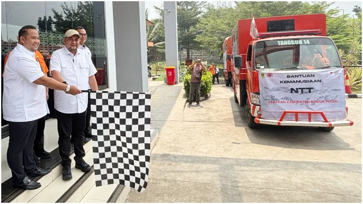Bupati Bogor Rudy Susmanto saat melepas bantuan untuk korban bencana NTT. (Foto : Billy/Radar Bogor)