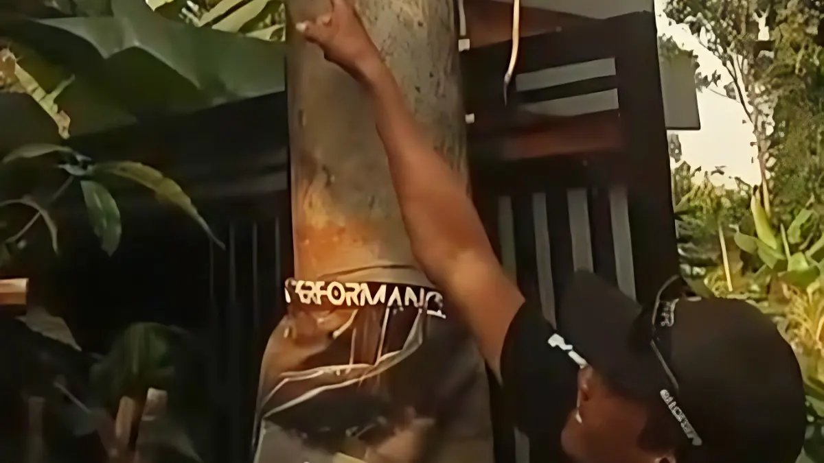 Ketua RW 06 Rumpin Bogor, Ukar menunjukkan lokasi kejadian.