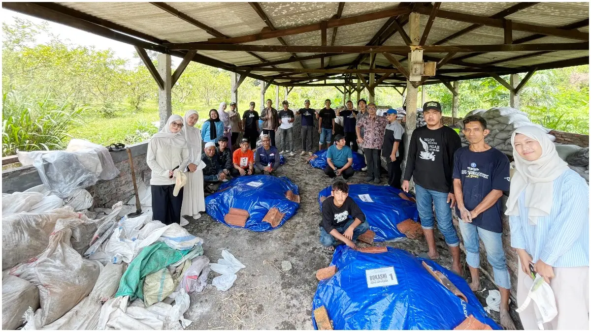 Pelatihan pembuatan pupuk bokashi dari limbah organik yang digelar di Desa Cikarawang, Kecamatan Dramaga, Kabupaten Bogor, pada Minggu 30 Agustus 2026.