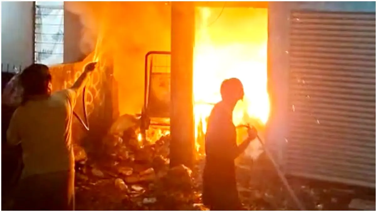 Proses pemadaman tempat sampah yang terbakar di Baranangsiang Kota Bogor. (Foto : Damkar for Radar Bogor)