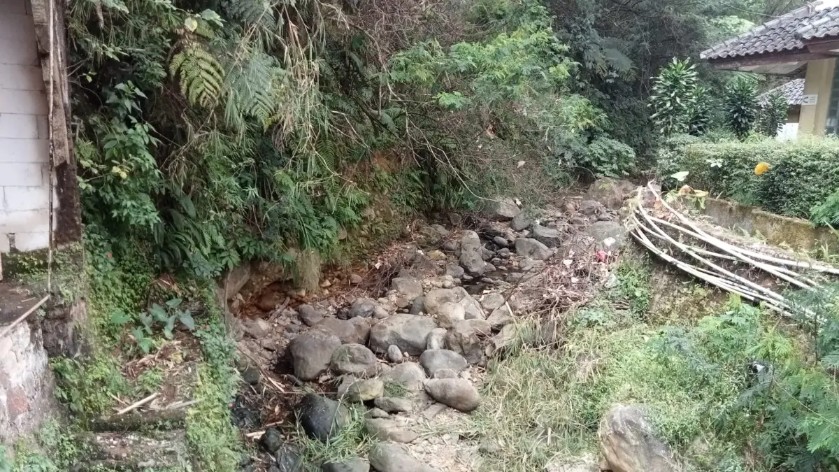 Sungai Cimegamendung, di Desa Batulayang, Cisarua, Kawasan Puncak Bogor yang mengering hingga 80 persen imbas kemarau panjang. Foto: Septi Nulawam/Radar Bogor
