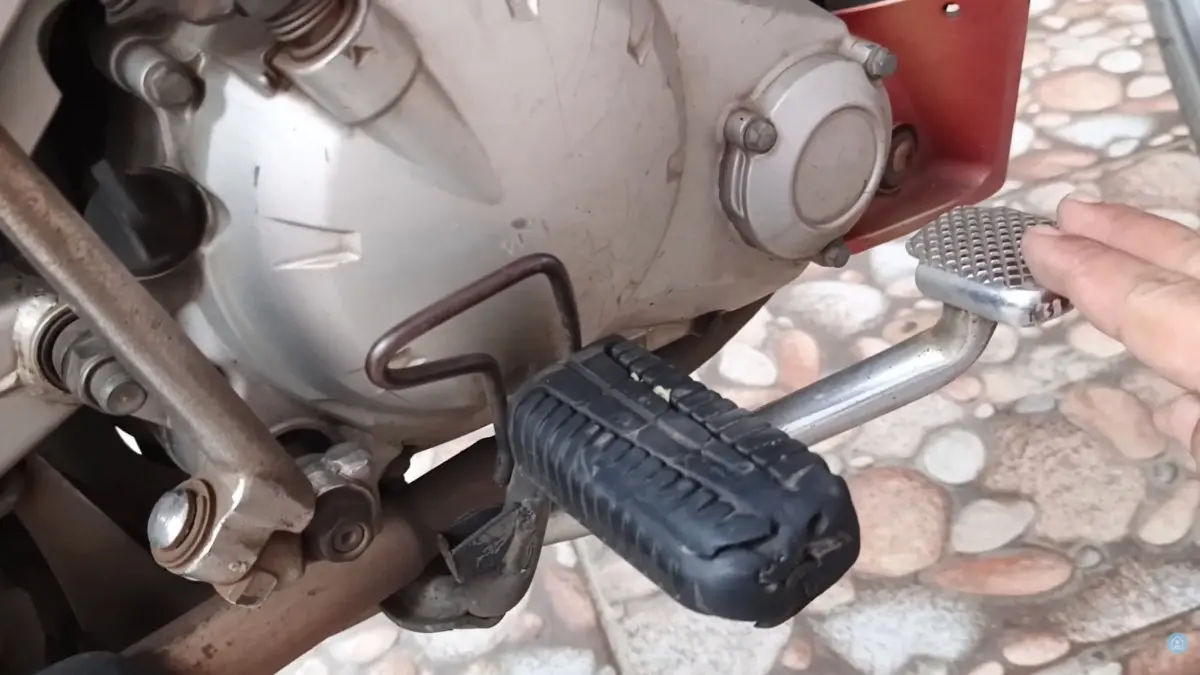 Tampilan rem belakang tromol pada motor. Foto: Kanal Youtube @rumahkusurgakuchannel