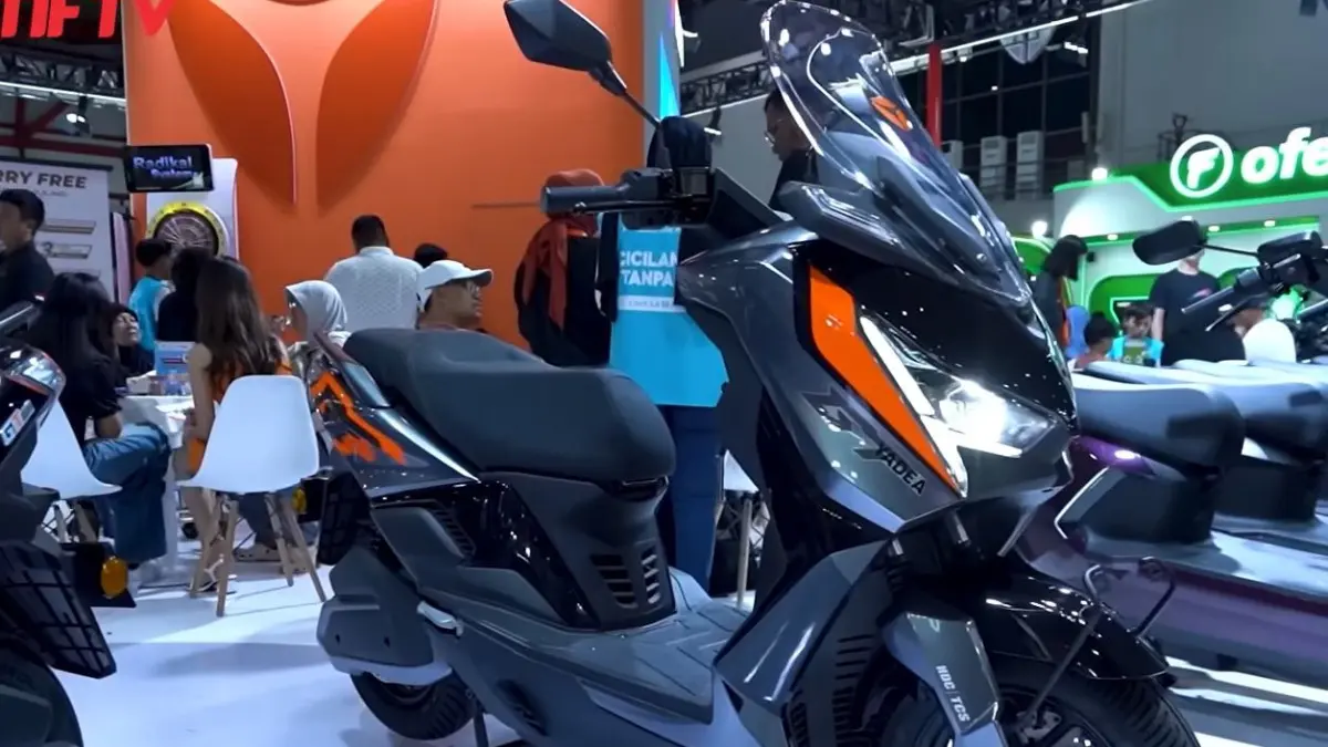 Tampilan Yadea GT80 di Jakarta Fair Kemayoran 2026. Foto: Kanal YouTube OTOMOTIF TV

