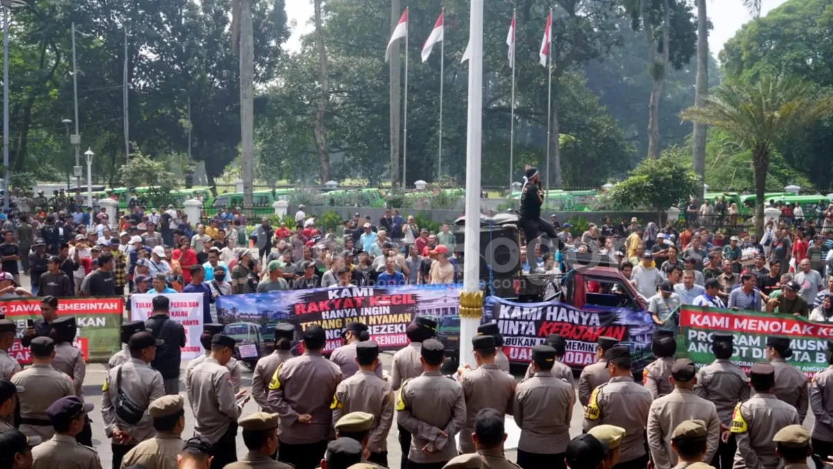 Sejumlah sopir dan pemilik angkutan perkotaan (angkot) menggelar demonstrasi di Balai Kota Bogor. Jawa Barat. Kamis (3/9/2026). Aksi tersebut menolak kebijakan Pemkot Bogor yang melarang angkot tua beroperasi pasca Pemerintah Kota Bogor menandatangani peraturan tentang pembatasan usia teknis angkot. Angkot tua berusia di atas 20 tahun kini resmi dilarang beroperasi di Kota Bogor. Foto : Sofiansyah / Radar Bogor