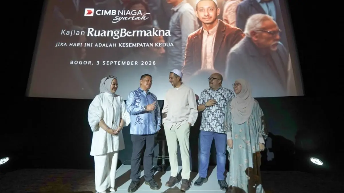 Chief Syariah Consumer and Emerging Business Banking CIMB Niaga Bung Aldilla (kedua kiri) berbincang dengan  Habib Ja