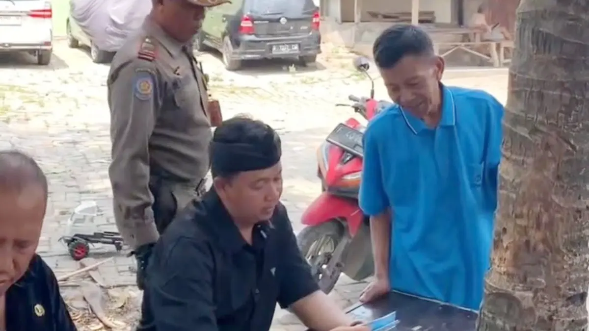 Camat Cileungsi Adi Hendryana memberikan identitas kependudukan kepada korban kebakaran di Desa Dayeuh, Kecamatan Cileungsi, Kabupaten Bogor, Kamis, 3 September 2026. (Dok. Camat Cileungsi)
