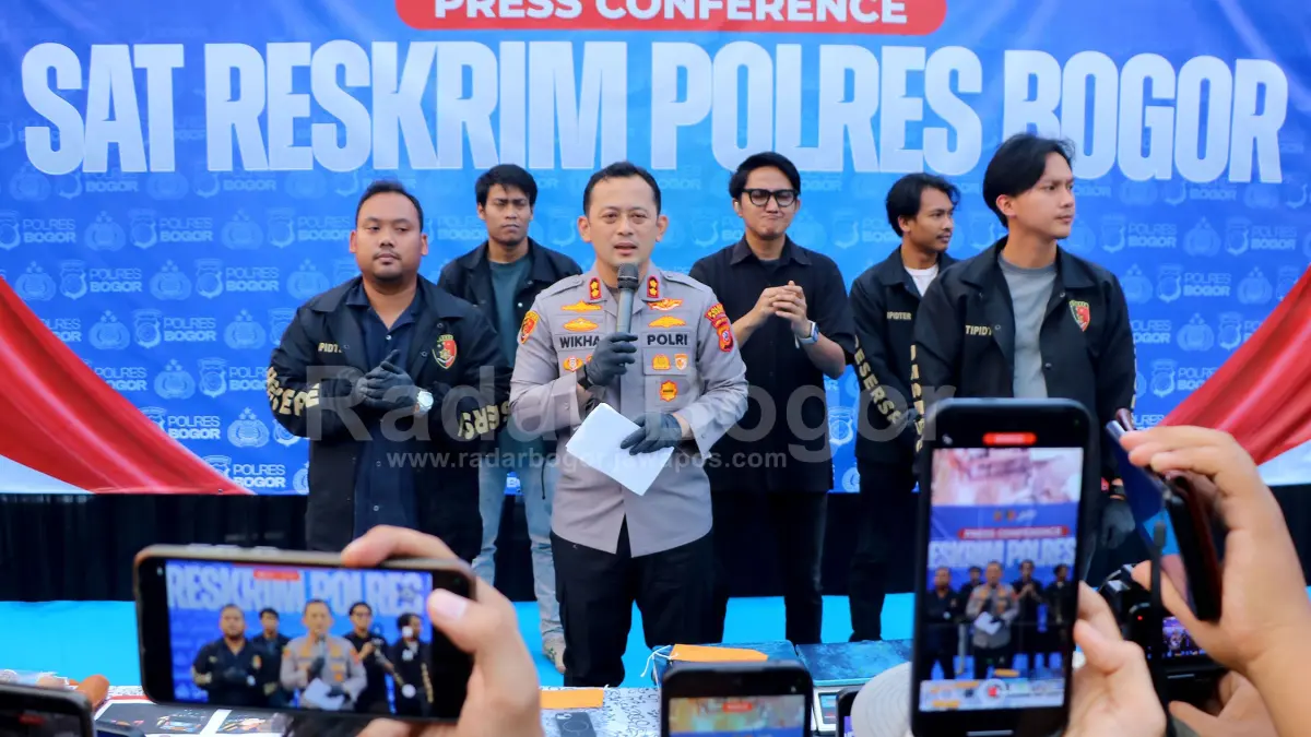 Kapolres Bogor, AKBP, Wikha Ardilestanto rilis kasus peredaran Merkuri serta aktivitas penambangan ilegal di Mapolres Bogor, Cibinong, Jawa Barat. Kamis (3/9/2026). Satuan Reserse Polres Bogor mengamankan barang bukti satu ton merkuri  dalam kemasan botol siap edar serta alat penambangan emas ilegal.  Foto : Hendi Novian / Radar Bogor