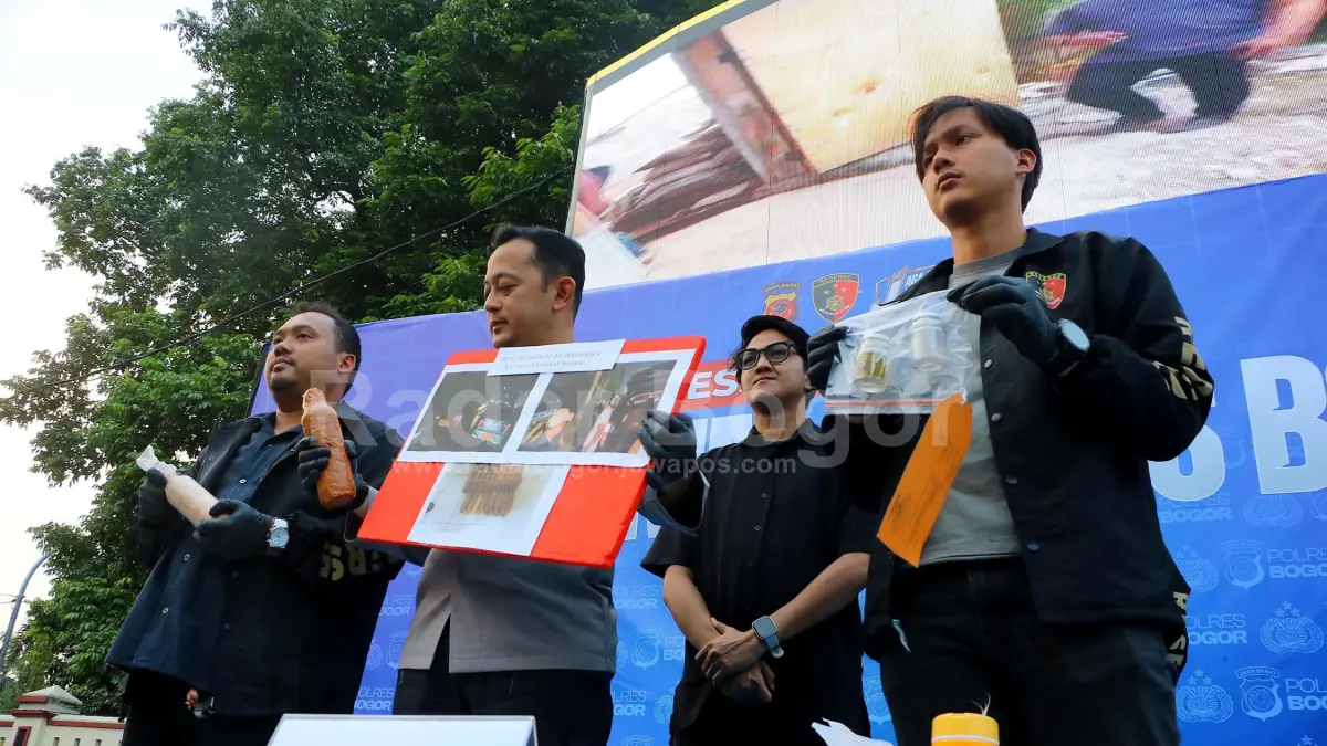 Kapolres Bogor, AKBP, Wikha Ardilestanto rilis kasus peredaran Merkuri serta aktivitas penambangan ilegal di Mapolres Bogor, Cibinong, Jawa Barat. Kamis (3/9/2026). Satuan Reserse Polres Bogor mengamankan barang bukti satu ton merkuri  dalam kemasan botol siap edar serta alat penambangan emas ilegal.  Foto : Hendi Novian / Radar Bogor