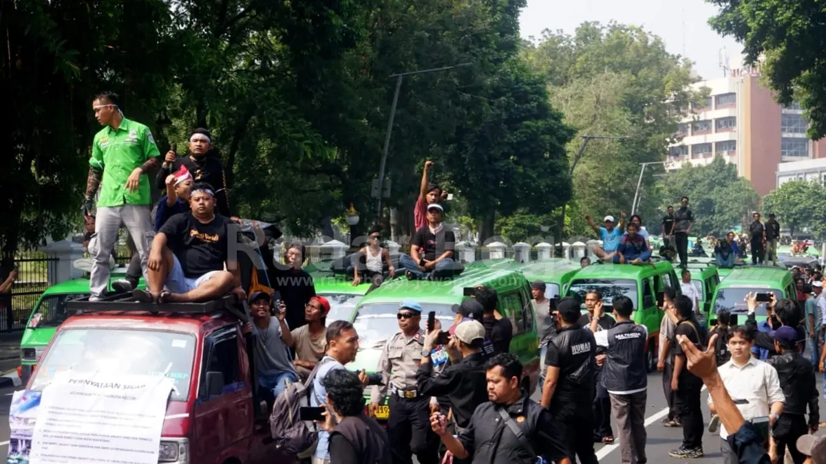 Sejumlah sopir dan pemilik angkutan perkotaan (angkot) menggelar demonstrasi di Balai Kota Bogor. Jawa Barat. Kamis (3/9/2026). Aksi tersebut menolak kebijakan Pemkot Bogor yang melarang angkot tua beroperasi pasca Pemerintah Kota Bogor menandatangani peraturan tentang pembatasan usia teknis angkot. Angkot tua berusia di atas 20 tahun kini resmi dilarang beroperasi di Kota Bogor. Foto : Sofiansyah / Radar Bogor