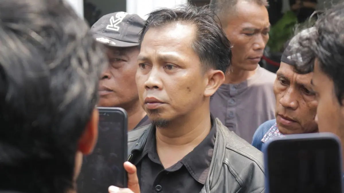 Ketua Badan Hukum KOPATA, Warno, menyampaikan tuntutan para sopir angkot yang demo. Foto: Raissa Magang Radar Bogor