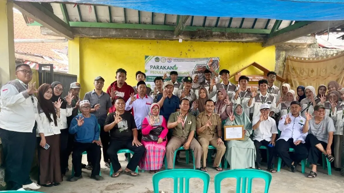 Mahasiswan UIKA saat melakukan edukasi dan demonstrasi pengelolaan sampah di Desa Parakan, Kecamatan Ciomas, Kabupaten Bogor. (Dok. UIKA)