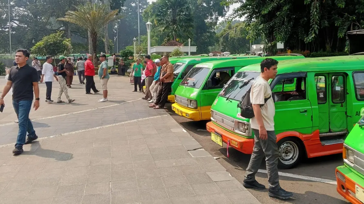 Massa aksi sopir angkot mulai berdatangan di Balai Kota Bogor. Foto: Fikri/Radar Bogor