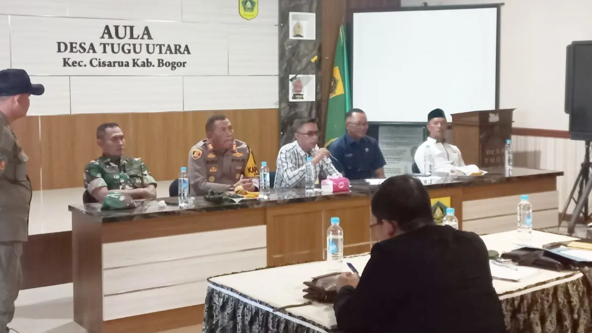 Musyawarah warga yang tinggal di lahan perkebunan teh Ciliwung, Blok Cibulao, Desa Tugu Utara, Kecamatan Cisarua Kabupaten Bogor. (Dok. Camat Cisarua)