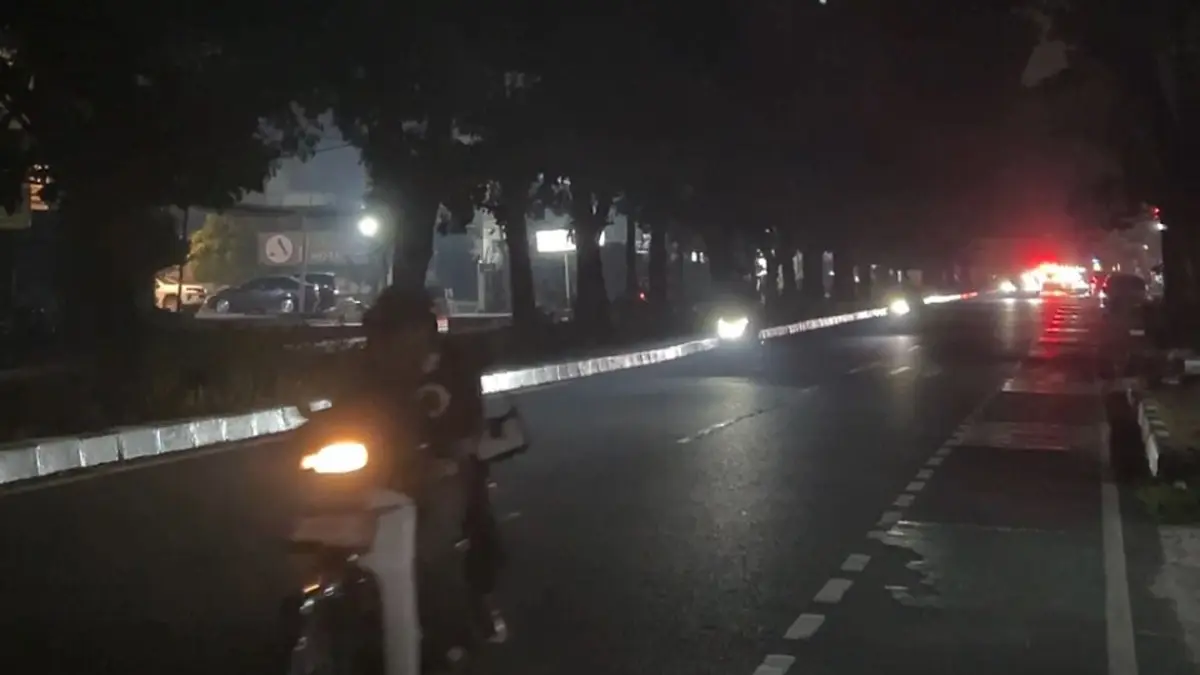 Pengendara yang tengah melintas di Jalan Pajajaran Bogor saat lampu PJU mati. (Fauzan/Radar Bogor)