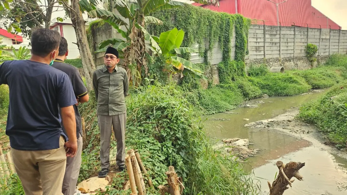 SIDAK : Anggota DPRD Kabupaten Bogor, Fuad Al Ansori saat mengecek sungai yang berubah warna, Kamis, 3 September 2026.  (Nasir/ Radar Bogor)