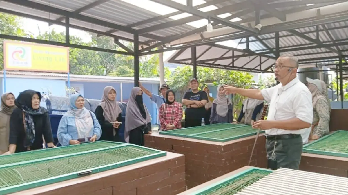 Tim Dosen Pulang Kampung IPB University mengajak warga studi banding ke School of Waste Management (SWAM), Kampung Gardu Dalam, Margajaya. (Dok. Dosen IPB)