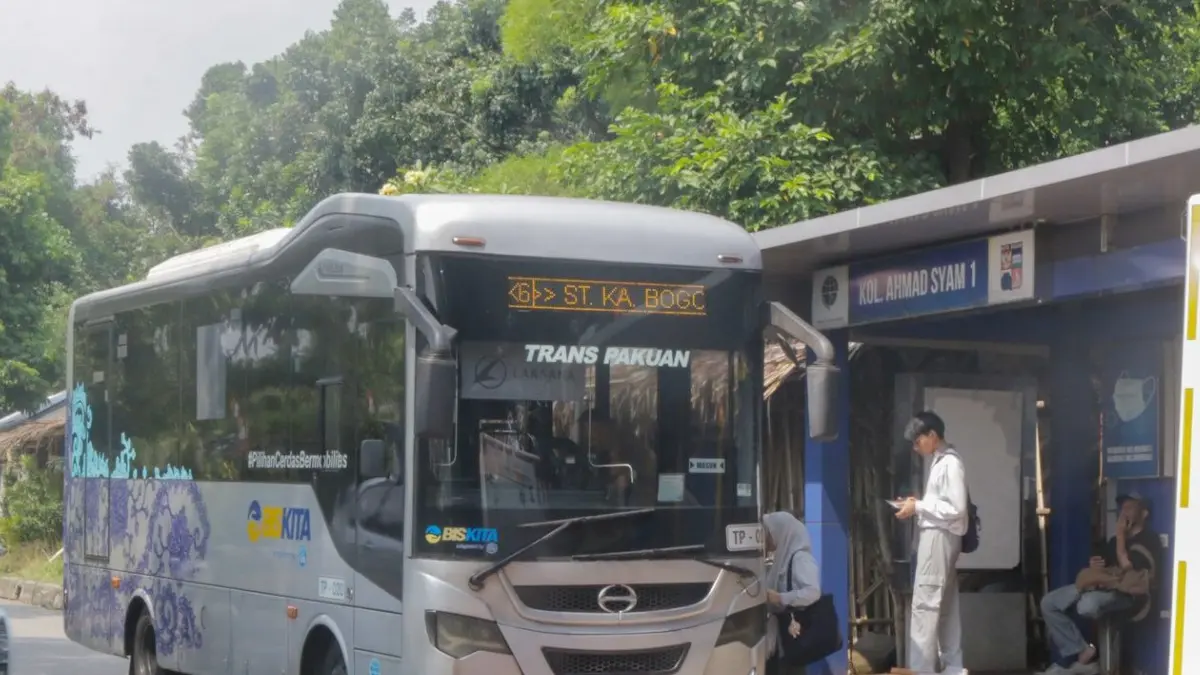Armada Biskita Transpakuan yang tengah melintas di Jalan Kolonel Ahmad Syam, kawasan R3.(Raissa/Magang Radar Bogor)