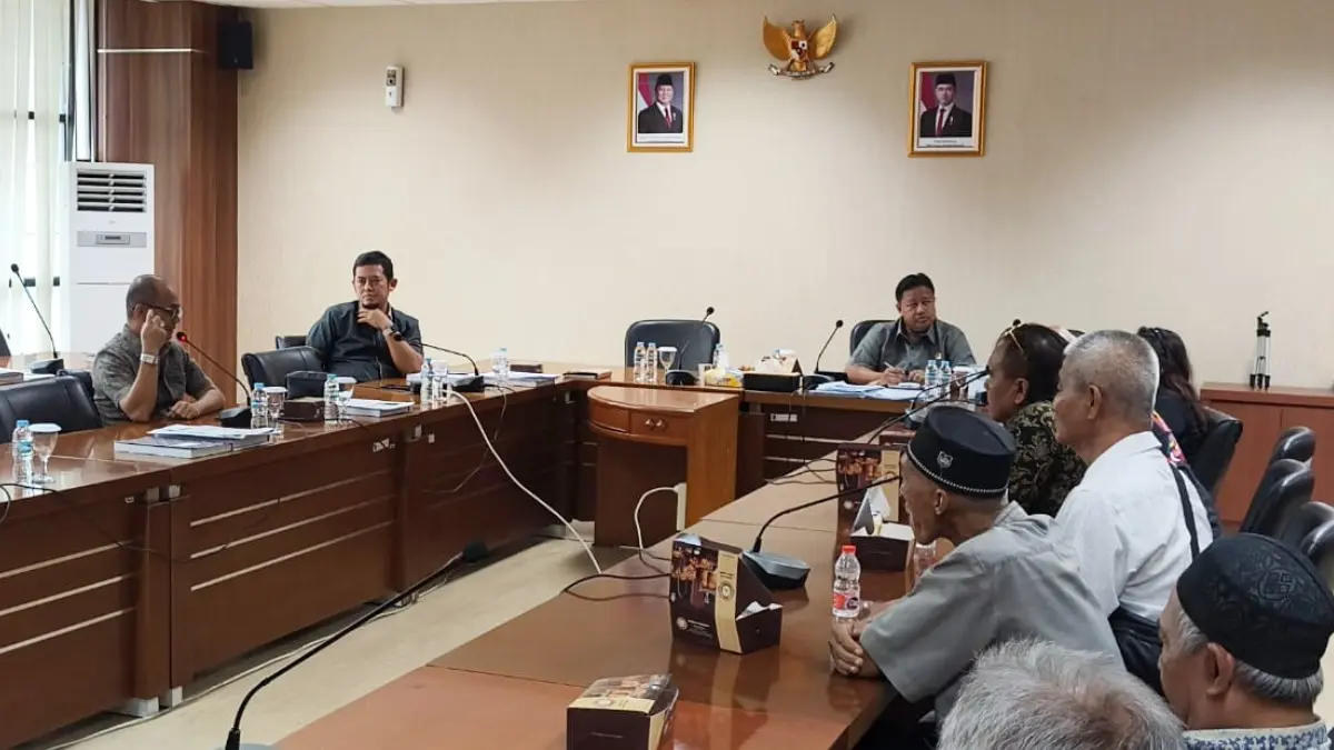Audensi pengusaha dan pengemudi angkot dari Kecamatan Tanah Sareal bersama DPRD Kota Bogor. (Fikri/Radar Bogor)