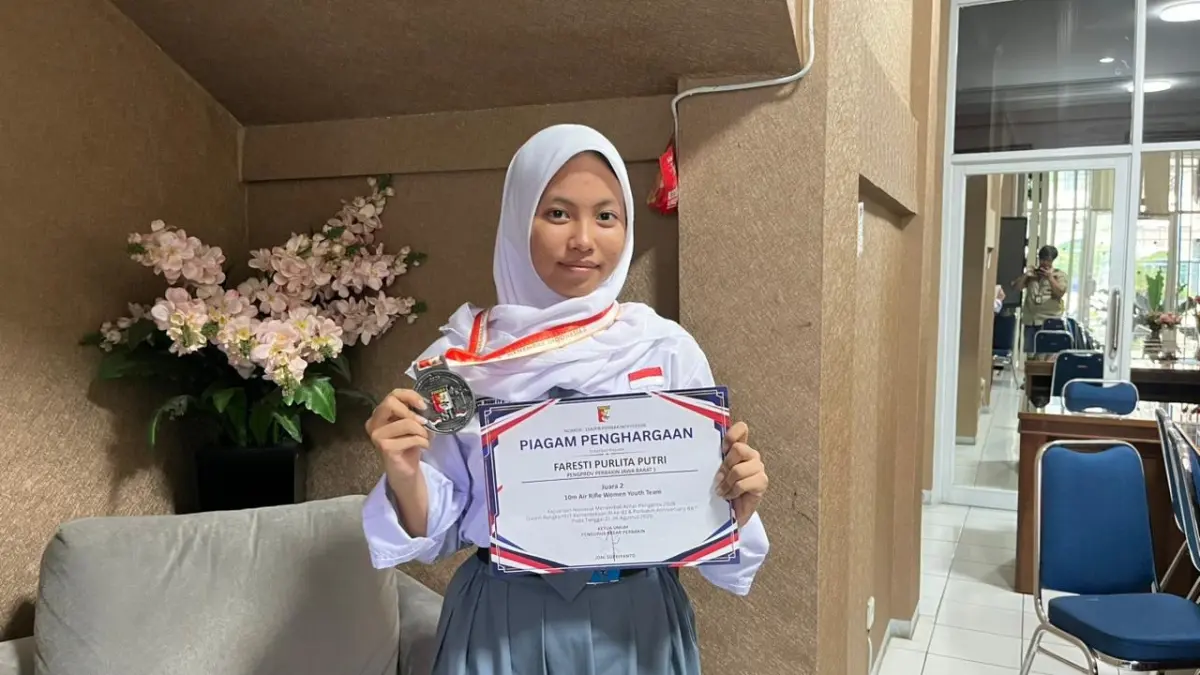 Faresti Purlita Putri siswi SMAN 8 Kita Bogor yang meraih prestasi menembak tingkat nasional saat diwawancarai. (Foto: Dzikri/Radar Bogor)