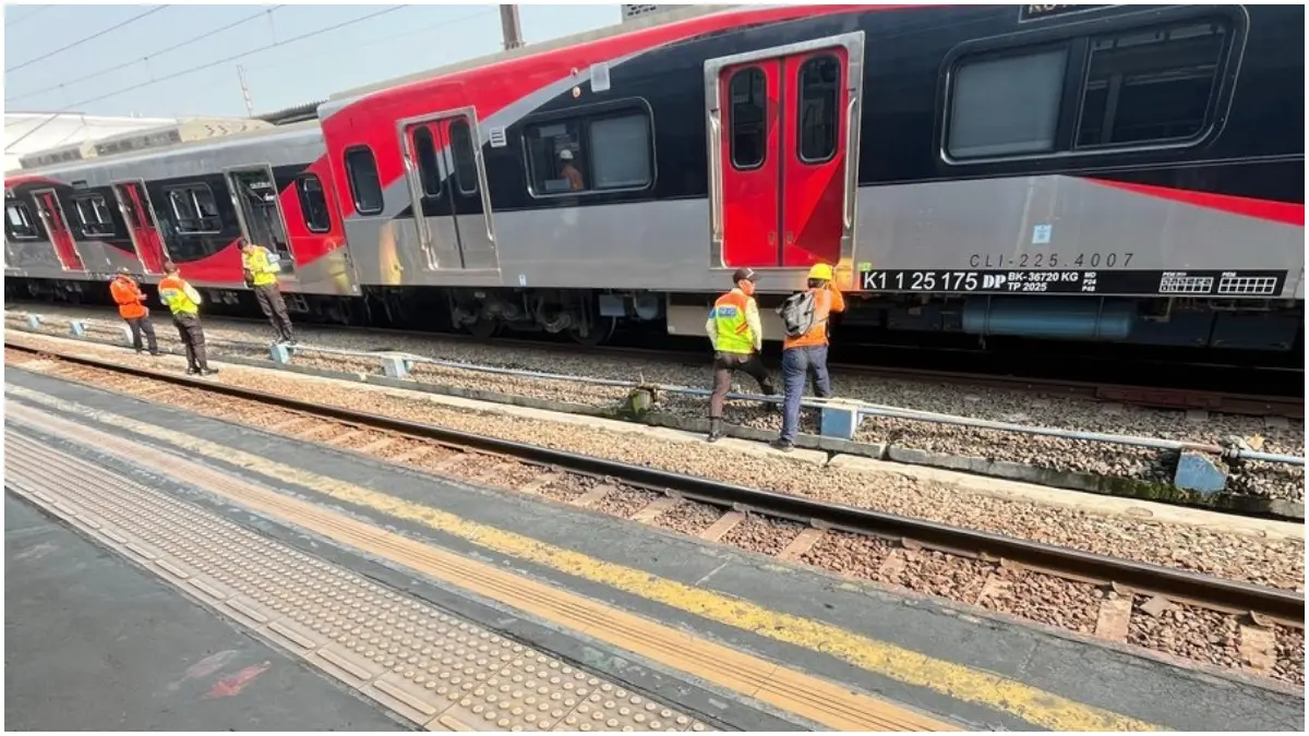 Kondisi KRL Bogor - Jakarta yang anjlok di Stasiun Jakarta Kota sekitar pukul 08.13 WIB.